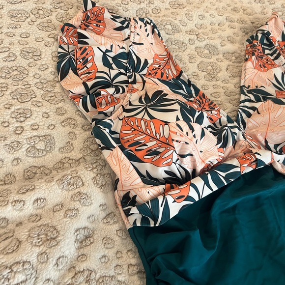 NWT Women’s Size XXL Tropical Print One Piece Swimsuit with ruffle sleeves - Picture 3 of 9